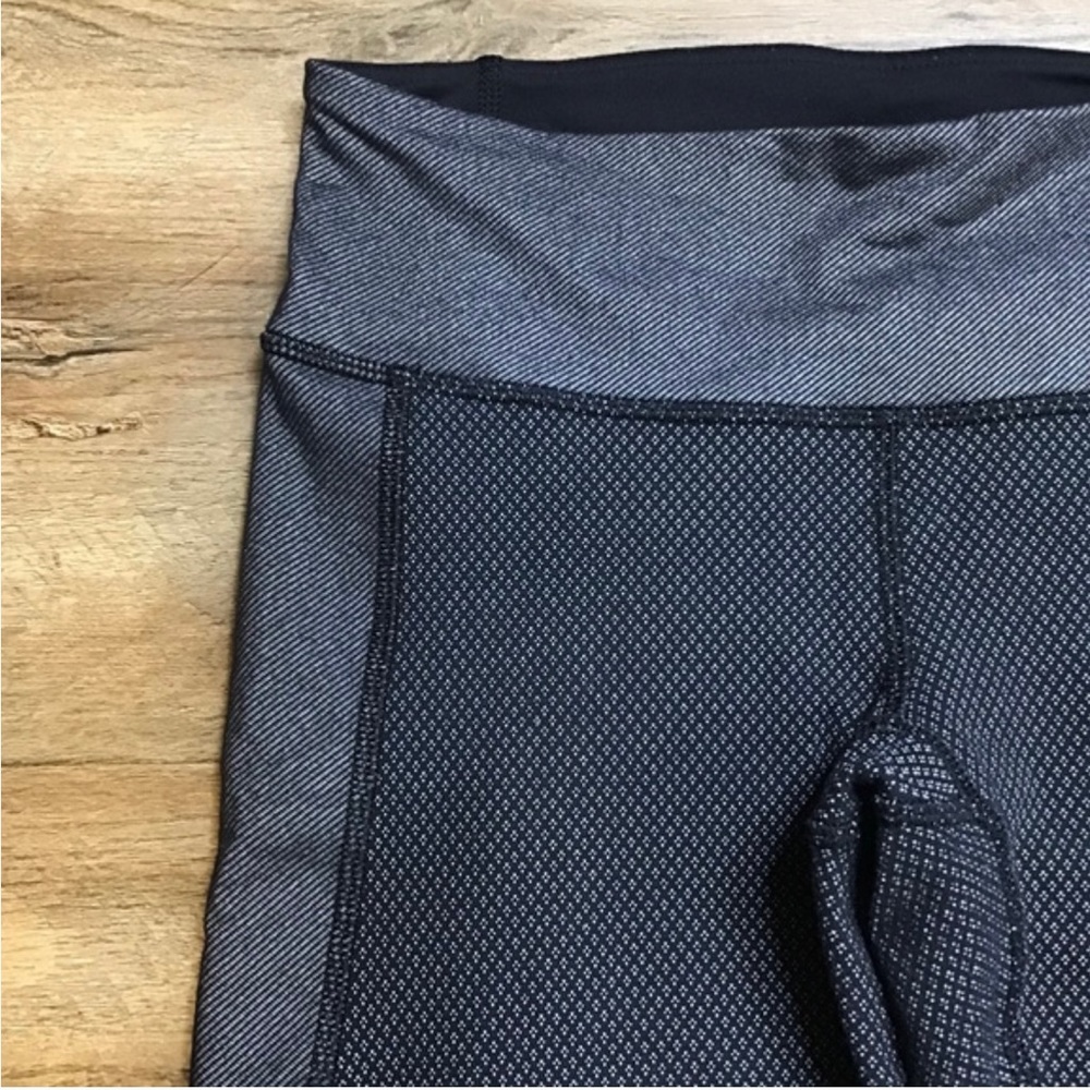 💋Lululemon Crop Print Grey Black Leggings (Rare) - Picture 4 of 7